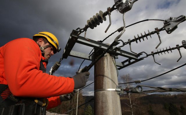 Slovensko električno omrežje bo potrebovalo še veliko vlaganj, preden bo postalo »pametno«. FOTO: Tomi Lombar