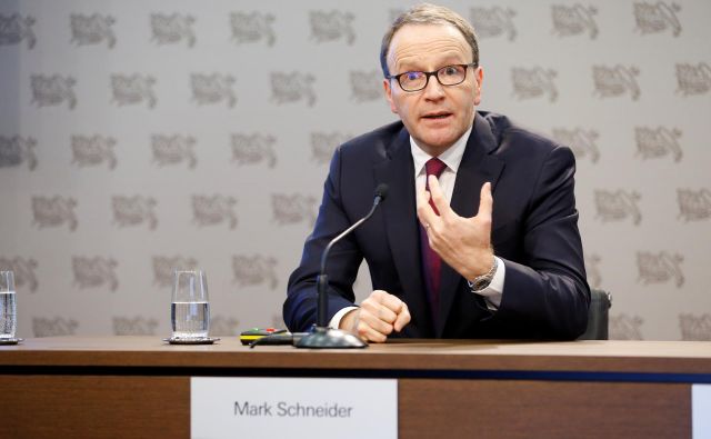 Generalni direktor Nestleja Mark Schneider je v internem sporočilu za zaposlene posebej nagovoril delavce na najbolj izpostavljenih delovnih mestih, ki ne morejo ostati doma. Foto Reuters