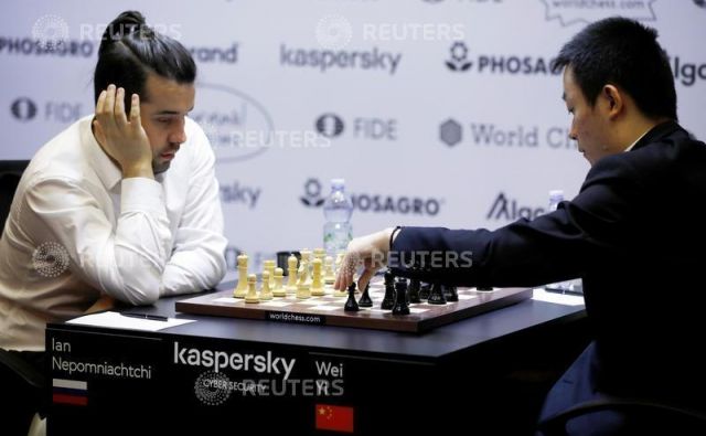 V Jekaterinburgu so prekinili kvalifikacijskih turnir osmih izzivalcev svetovnega prvaka v šahu Magnusa Carlsena. Po polovici turnirja je ob Francozu Maximu Vachier-Lagravu na vrhu Rus Jan Nepomnjaščij (levo). FOTO: Reuters