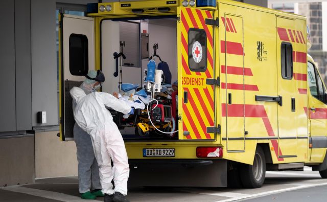 V Sloveniji je umrlo šest oseb, okuženih s sars-cov-2. FOTO: Matthias Rietschel/Reuters