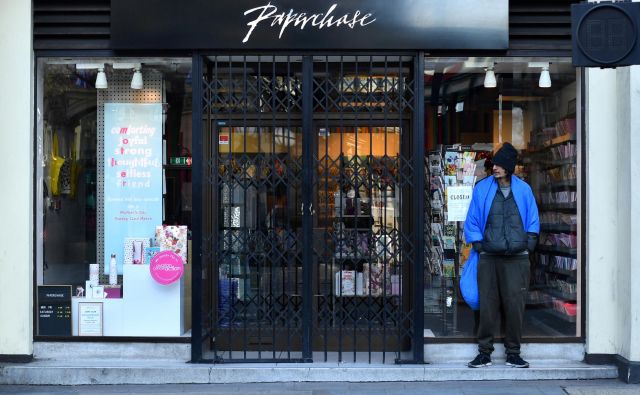 Brezdomec v središču Londona. V Veliki Britaniji so danes prvič od izbruha novega koronavirusa potrdili več kot 100 smrti v enem dnevu. FOTO: Dylan Martinez/Reuters