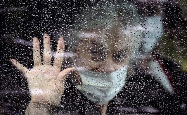 Naš odziv na novi koronavirus je z vidika Camusove filozofije pretiran zato, ker bolezen preveč osmišljamo. Foto David Ryder Reuters