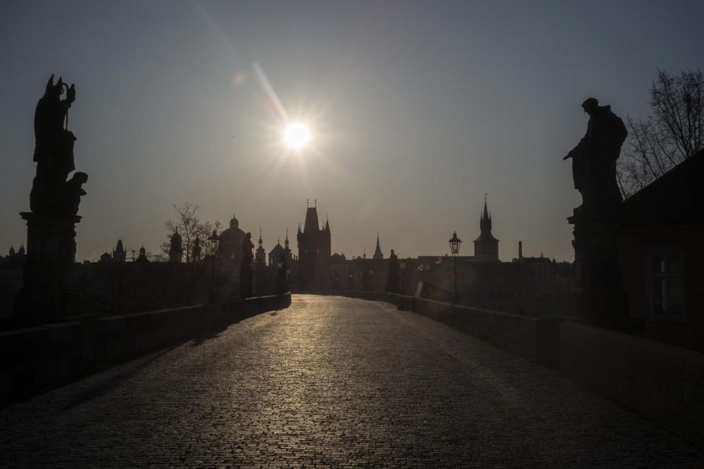 FOTO:Peter Kuhar s Češke: Še Karlov most je brez enega samega človeka