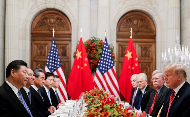 V času, ko svet tako potrebuje dosledno in odgovorno ravnanje velesil, Trump in Xi kažeta, kako je, kadar takšnega vodstva ni. FOTO: Reuters