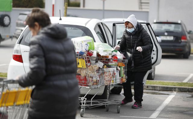 Ministrstvo za kmetijstvo poziva prebivalstvo k nakupu domače hrane, vendar se police še vedno šibijo pod uvoženimi izdelki, posebno to velja za sadje in zelenjavo. FOTO: Leon Vidic