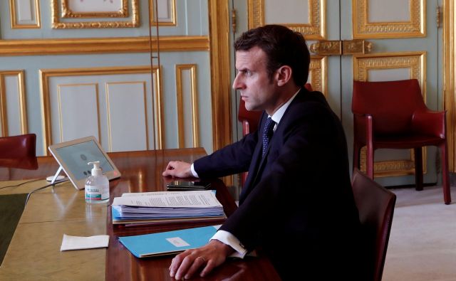 Tudi Emmanuel Macron je prisiljen voditi Francijo po telefonu in prek videokonferenc. FOTO: AFP