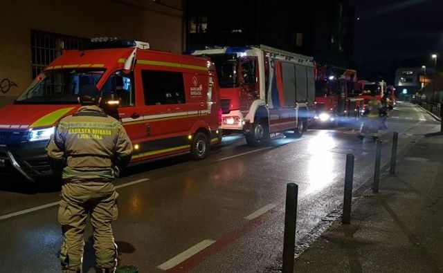 Gasilci Gasilske brigade Ljubljana so zaploskali pred infekcijsko kliniko. FOTO: Gasilska brigada Ljubljana/facebook 