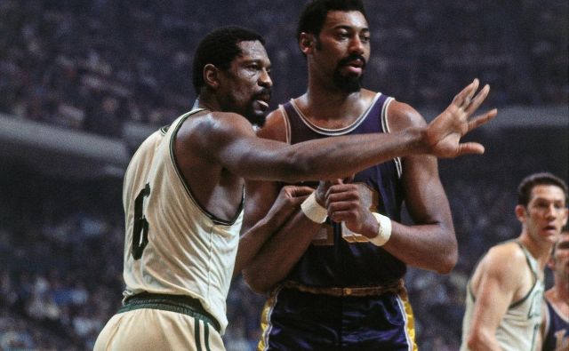 Wilt Chamberlain (desno) in Bill Russell (levo) sta bila epske bitke pod obroči in nad njimi. FOTO: Arhiv NBA