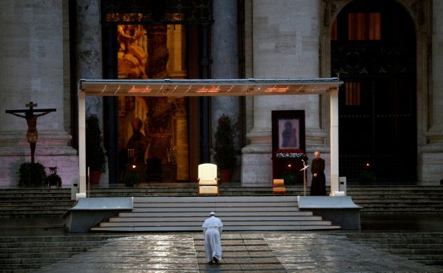 Papež Frančišek je danes podelil izredni blagoslov mestu in svetu (urbi et orbi). FOTO: Guglielmo Mangiapane/Reuters
