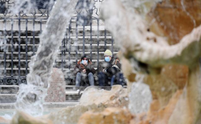 V sosednji državi življenje že tedne tako rekoč stoji pri miru, Italijani pa je čedalje bolj zaskrbljeni nad tem, kako se bo država pobrala. Foto Alberto Lingria/Reuters