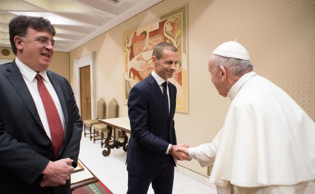 Aleksander Čeferin je med lanskim kongresom Uefe v Rimu srečal tudi papeža Frančiška, s katerim deli mnenje tudi v času bitke s koronavirusom. FOTO: Reuters