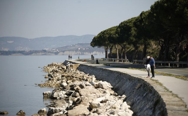 V soboto smo lahko opazili, da bolj kot odlok gibanje kroji lepo vreme. V turističnih središčih je bilo spet več ljudi. FOTO: Jure Eržen/Delo