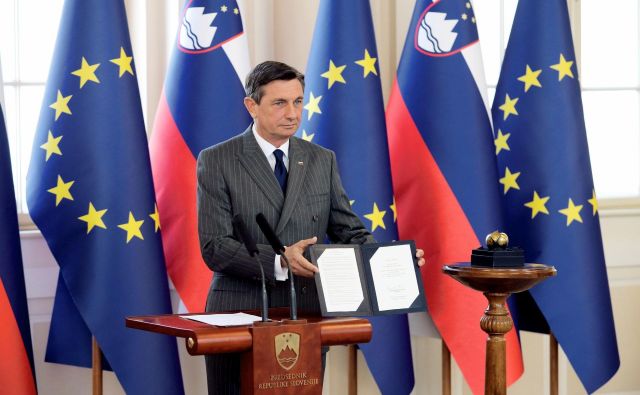 Predsednik republike Borut Pahor je virtualno vročil priznanje Jabolko navdiha vsem, ki skrbijo, da tudi v težkih časih življenje teče karseda normalno. FOTO: Daniel Novakovič/STA