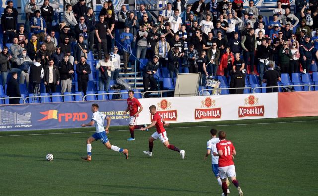 Sobotni mestni dvoboj Minska in Dinama je na štadionu za 3000 gledalcev pospremilo 1800 navzočih. FOTO: AFP