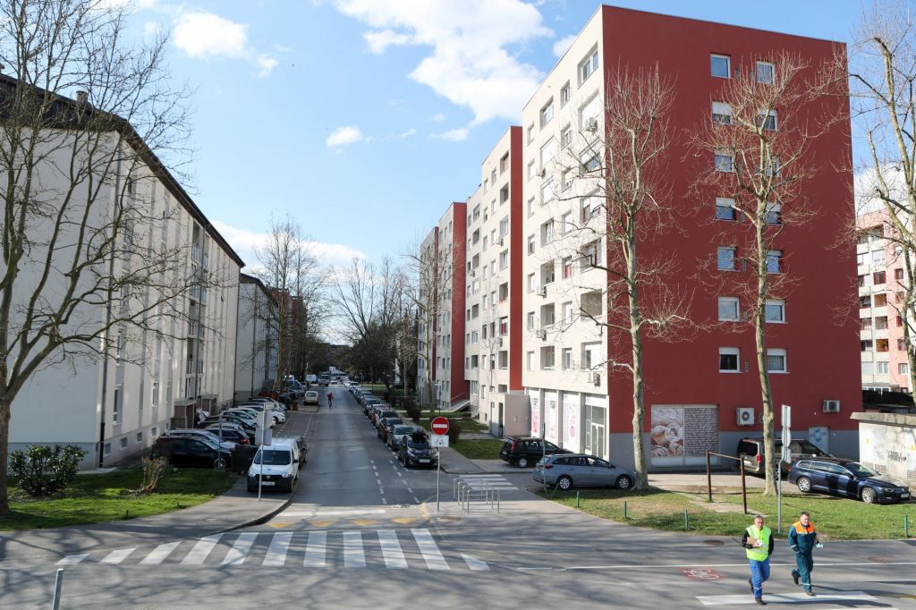 FOTO:V Sloveniji 730 okuženih, od danes obvezno razkuževanje večstanovanjskih stavb