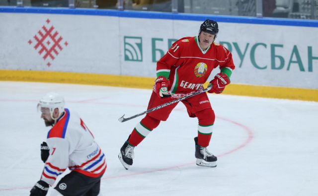 Beloruski predsednik Aleksander Lukašenko še naprej igra hokej. FOTO: Reuters