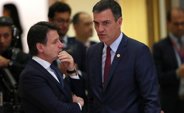 Italijanski premier <strong>Giuseppe Conte</strong> in njegov španski kolega <strong>Pedro Sánchez</strong> očitata bogatemu severu, da s svojim ravnanjem spodkopava EU. FOTO: Reuters