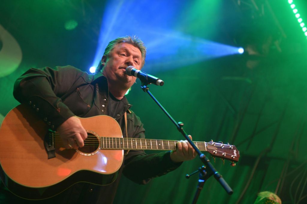 FOTO:Umrl country pevec Joe Diffie, ikona folka John Prine v kritičnem stanju