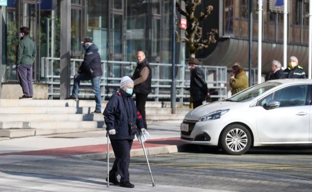 Število okuženih še naprej narašča, zato so nujni preventivni ukrepi. Fotografija je simbolična. FOTO: Dejan Javornik