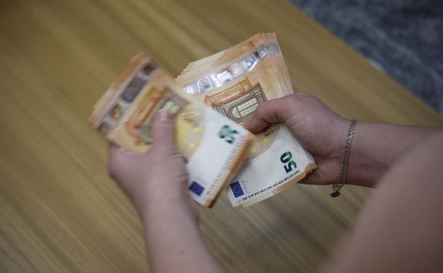 Finančna uprava je začela vračati dohodnino več kot 350.000 zavezancem. FOTO: Leon Vidic/Delo