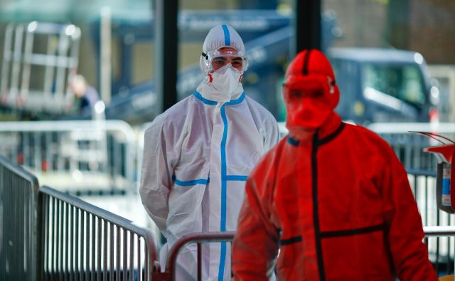 Čeprav se Nemčija po ocenah inštituta za javno zdravje Roberta Kocha šele približuje vrhuncu epidemije, se je v politiki in javnosti razvila razprava o rahljanju ukrepov. Foto: Thilo Schmuelgen/Reuters