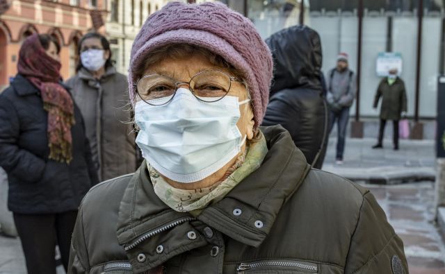 Neme podobe (tako vizualne kot tudi numerične) so zamenjale dejanske žrtve in junake vojne proti koronavirusu.  FOTO: Voranc Vogel