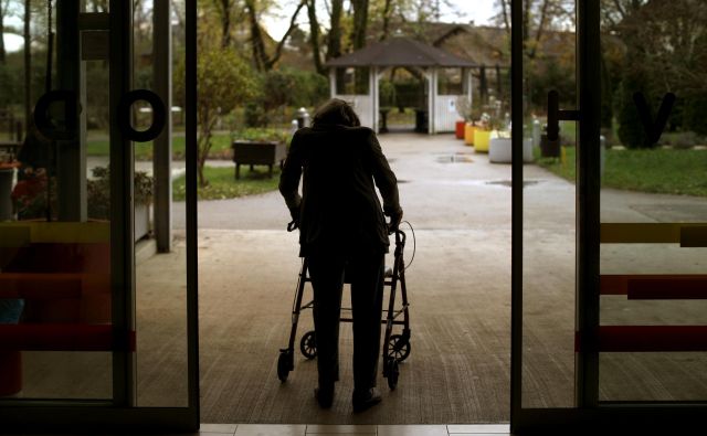 Največjo stisko zaradi okužb s koronavirusom doživljajo oskrbovanci domov v Šmarju pri Jelšah, Metliki in Ljutomeru. FOTO: Voranc Vogel/Delo