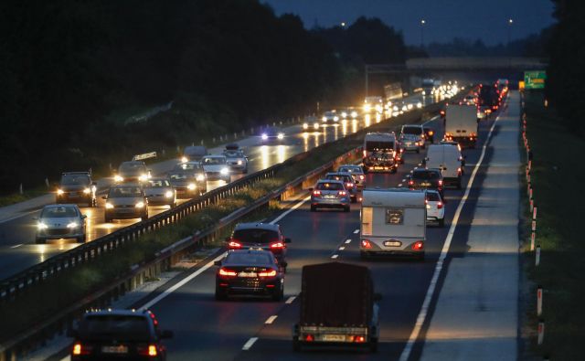 Nekatere neodvisne študije kažejo, da so izpusti delcev večji zaradi trenja pnevmatik in delovanja zavor kot zaradi motorja, je med drugim pojasnil Samuel Rodman Oprešnik. FOTO: Uroš Hočevar/Delo