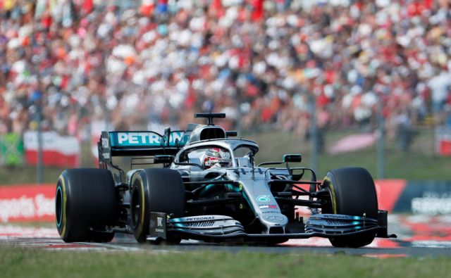 Lewis Hamilton se bo pognal v lov za ubranitev naslova svetovnega prvaka na junijski premieri sezone v Kanadi. FOTO: Reuters