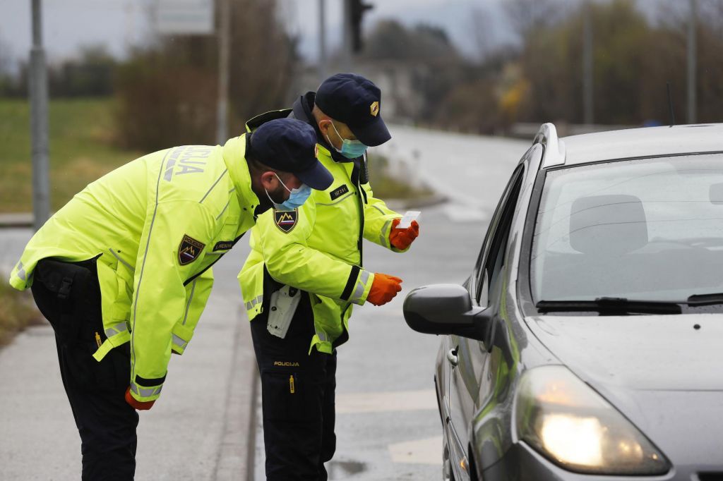 Iz protikoronskega zakona črtali določilo glede pooblastil policistom za sledenje posameznikom