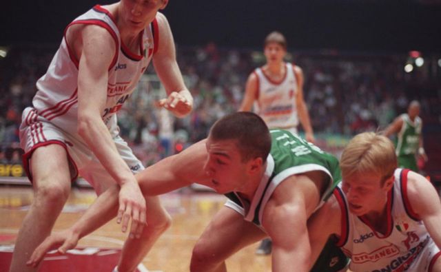 Gregor Fučka (levo) in Marko Milič (v sredini) sta odraščala kot soseda v kranjskem bloku, 3. marca 1997 pa sta se spopadla na vso moč. FOTO: Igor Modic