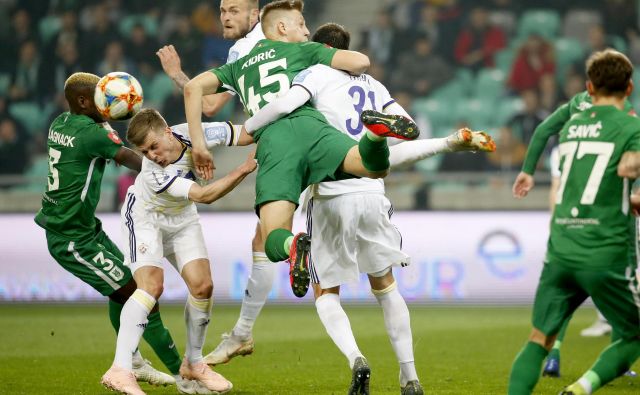 Olimpija in Maribor sta v tej sezoni odigrala že tri derbije, zadnjega v Stožicah morda ne bosta. FOTO: Roman Šipić/Delo