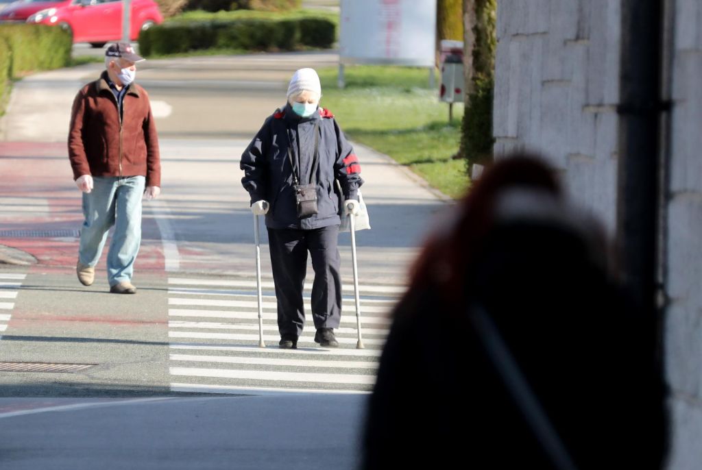 FOTO:V Slovenijo prispelo 1,2 milijona zaščitnih mask iz Češke