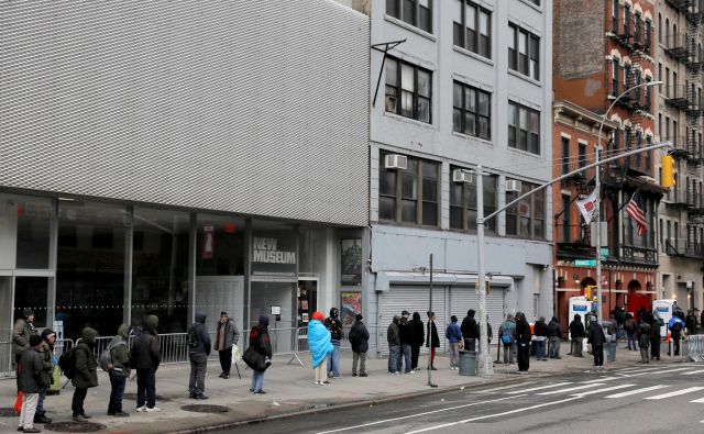 Vrste ljudi obubožanih američanov v New Yorku, pred zavetiščem čakajo na obrok. FOTO: Andrew Kelly/Reuters
