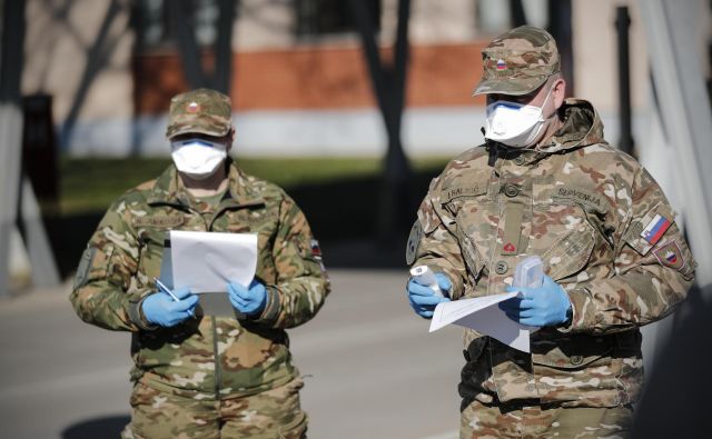 Poleg poslancev koalicijskih SDS, SMC, NSi in Desusa so predlog za izjemna pooblastila vojski podprli še poslanci opozicijskih SAB in SNS, poslanci LMŠ, Levice in SD pa so predlogu že v razpravi nasprotovali. FOTO: Uroš Hočevar/Delo