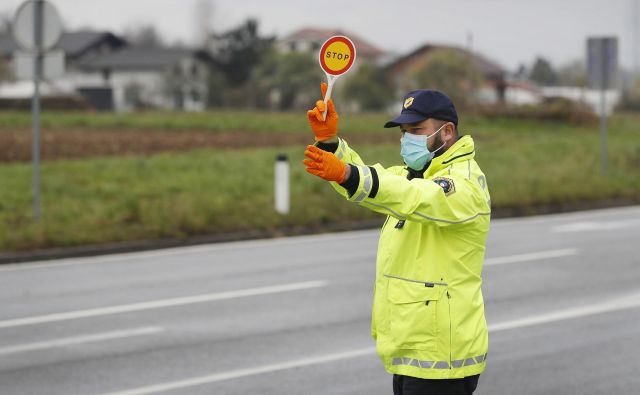 Policija je napovedala, da bo konec tedna iskala kršilce odloka o prepovedi gibanja zunaj občin in zbiranja na javnih površinah. Foto Leon Vidic/Delo