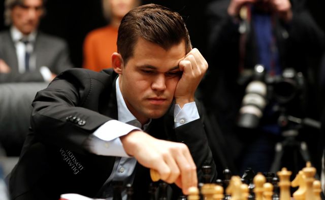 Magnus Carlsen se bo potil za 64.000 evrov glavne nagrade. FOTO: Reuters