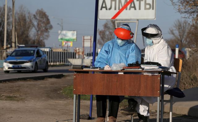 Kontrolna točka na obrobju Almatija v Kazahstanu. FOTO: Reuters