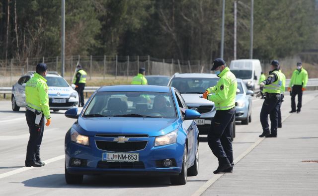 Policija na Torovem kontrolira spoštovanje odloka o omejenem gibanju. FOTO: Marko Feist