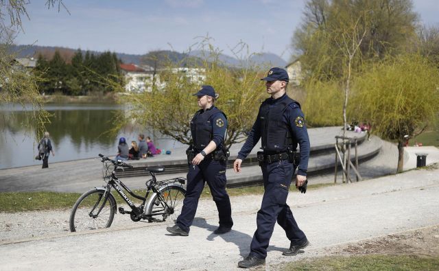 Ob koncu tedna je bilo več rekreacijskih točk v Ljubljani polnih obiskovalcev. Na fotografiji: policista na obhodu na Koseškem bajerju. FOTO: Leon Vidic/Delo