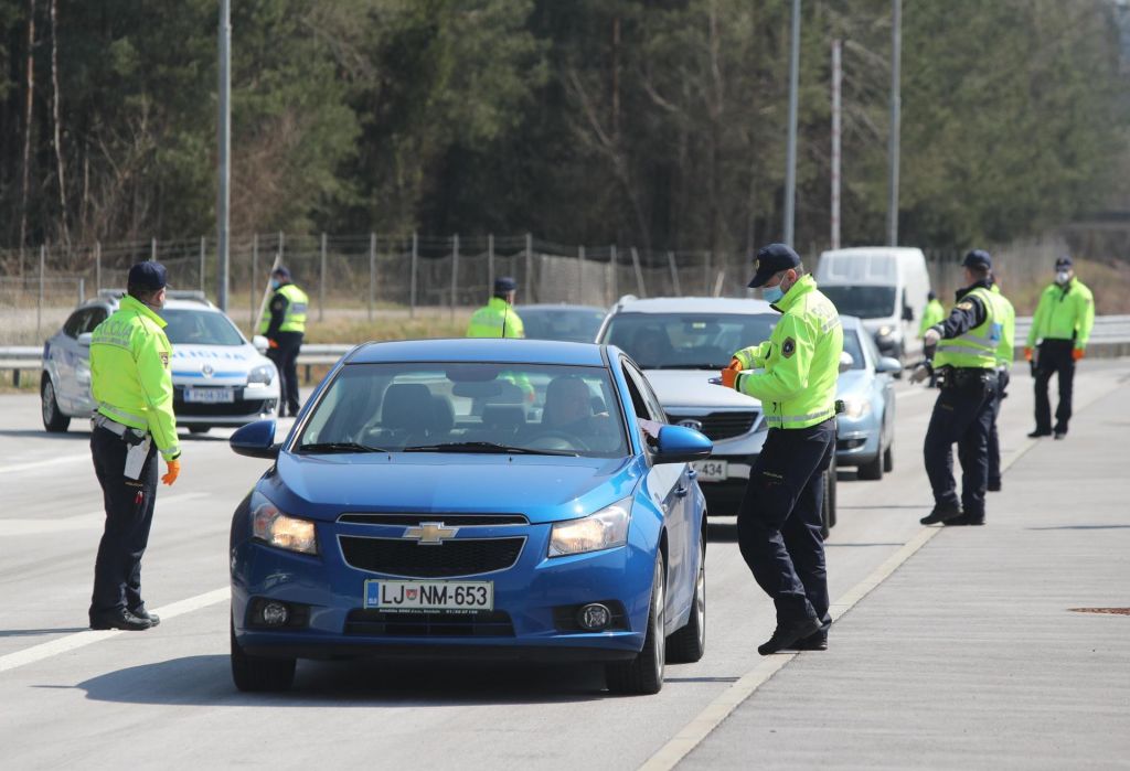 FOTO:Policija nadzira spoštovanje omejitve gibanja na avtocestah 