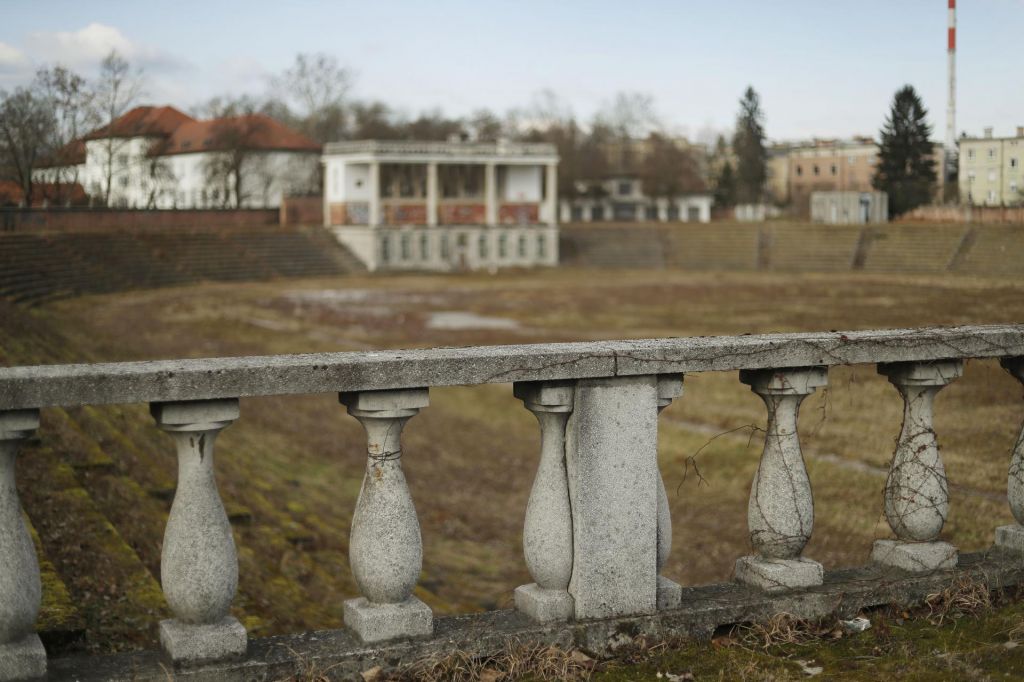 Mrtvi tek sprtih, stadion pa propada