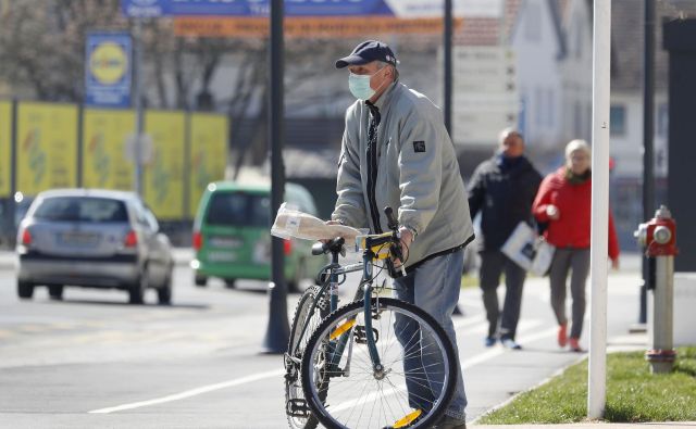 v Sloveniji so 4. marca odkrili prvi primer okužbe z novim koronavirusom, država je 12. marca razglasila epidemijo. FOTO: Leon Vidic/Delo