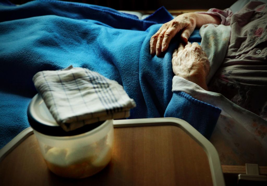 FOTO:Vsak šesti okuženi je oskrbovanec doma za starejše  