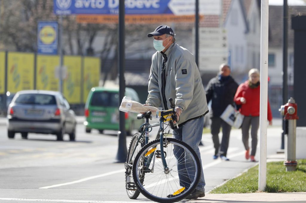 FOTO:V enem mesecu od potrjenega prvega okuženega zdaj okuženih 977 ljudi, 22 smrtnih žrtev 