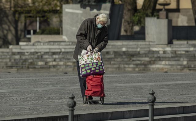 V Sloveniji je okuženih skoraj 1000 ljudi. Fotografija je simbolična. FOTO: Voranc Vogel/Delo