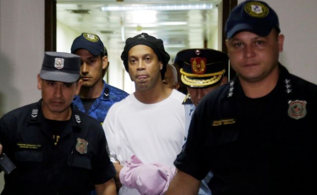 Ronaldinho mora do nadaljnjega ostati v zaporu. FOTO: Reuters