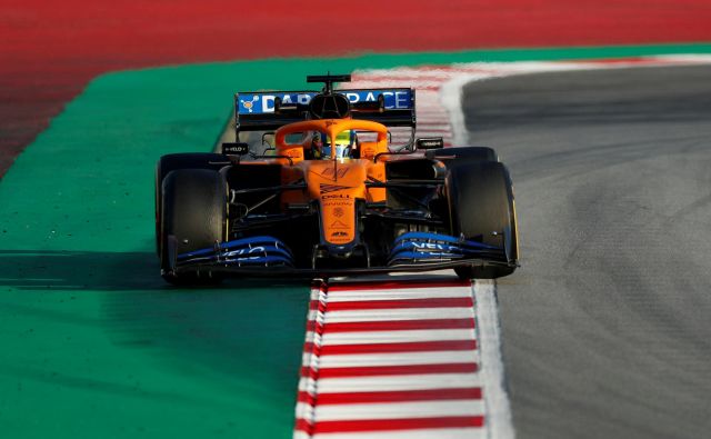 Voznik McLarna Lando Norris med februarskim testiranjem vozila v Barceloni. FOTO: Reuters