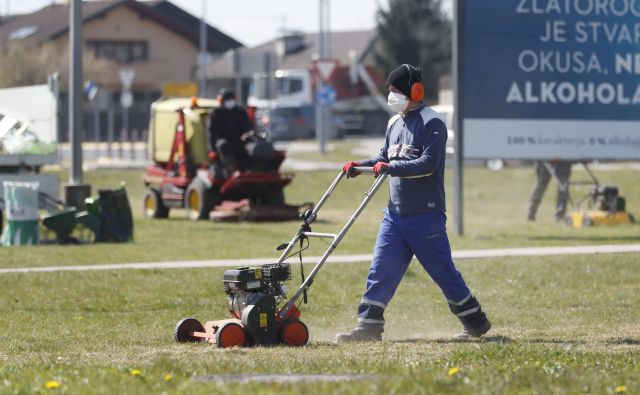 Kacin je dejal, da trenutno »delajo na tem, da bi lahko vlada še ta teden obravnavala ukrepe, s katerimi bi zagnala nekatere gospodarske panoge«. FOTO: Leon Vidic