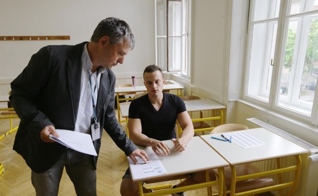 Po včerajšnjem sestanku predstavnikov maturitetne komisije in državnega izpitnega centra s predstavniki Dijaške organizacije Slovenije se bo matura začela 30. maja oziroma najkasneje 15. junija. FOTO: Matej Družnik/Delo